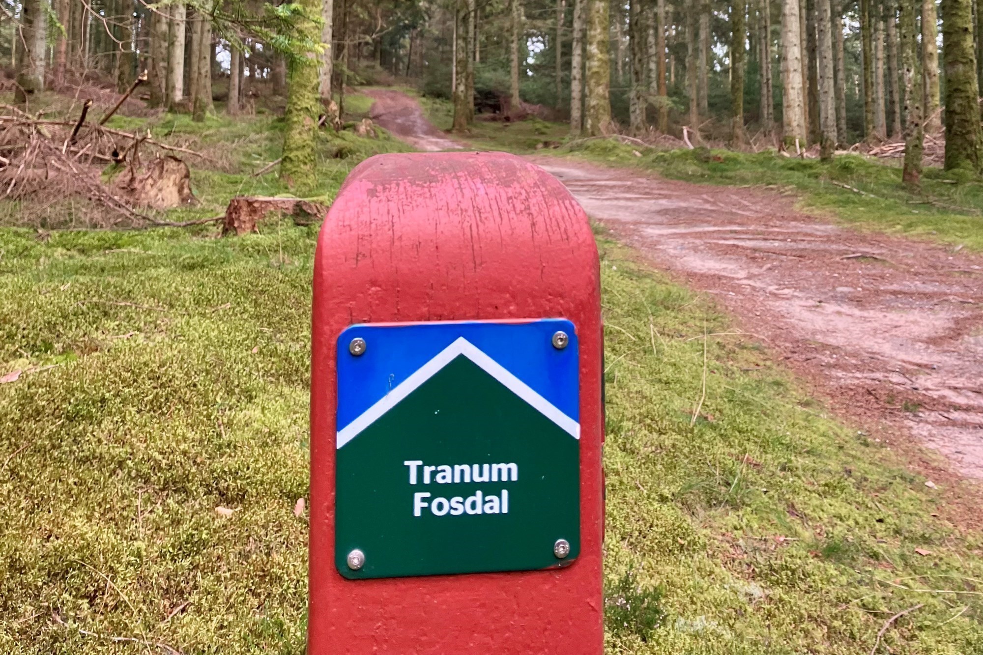 Skilt i skov med påskriften Tranum Fosdal