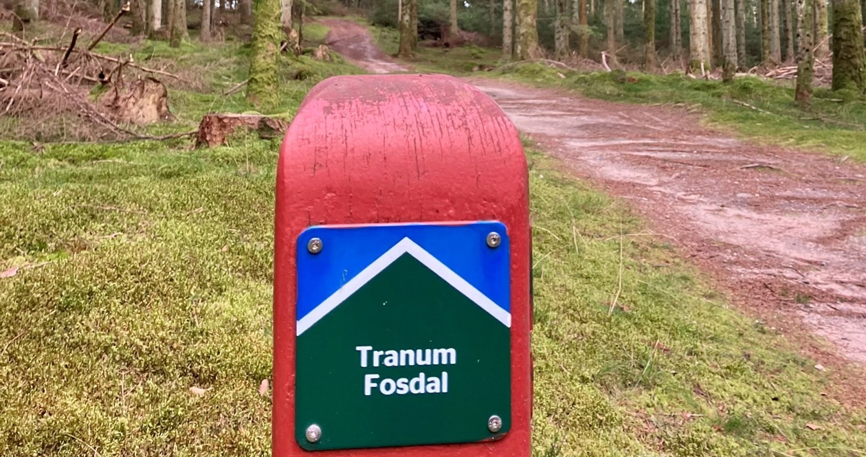 Skilt i skov med påskriften Tranum Fosdal