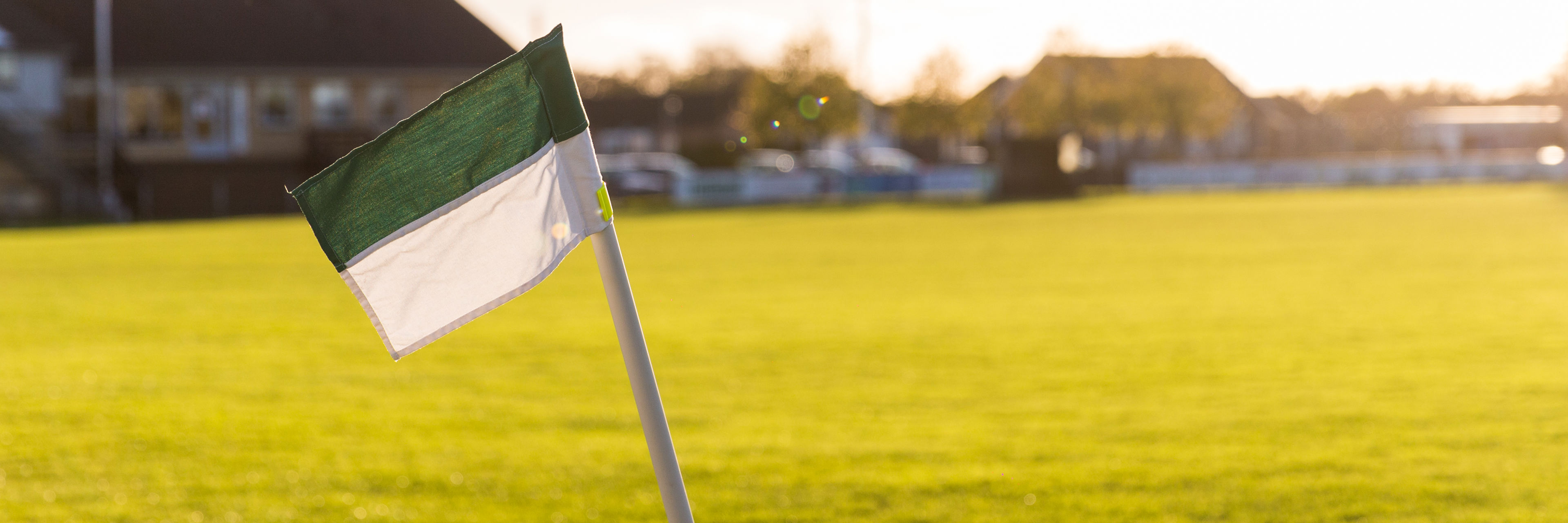 græsbane med flag