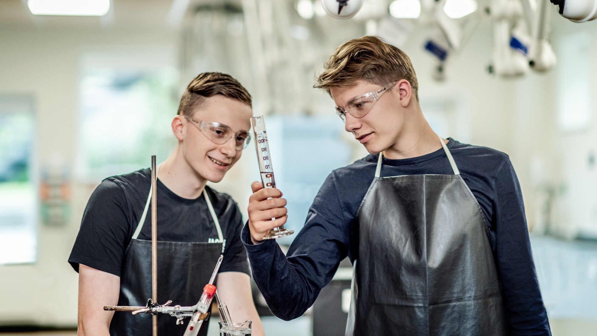 Elever i kemi-klasse