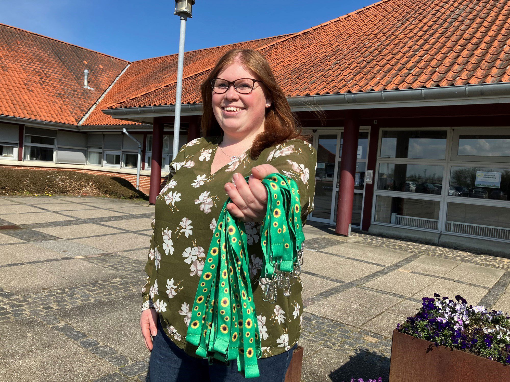 Solsikkesnoren fremvises foran rådhuset i Aabybro