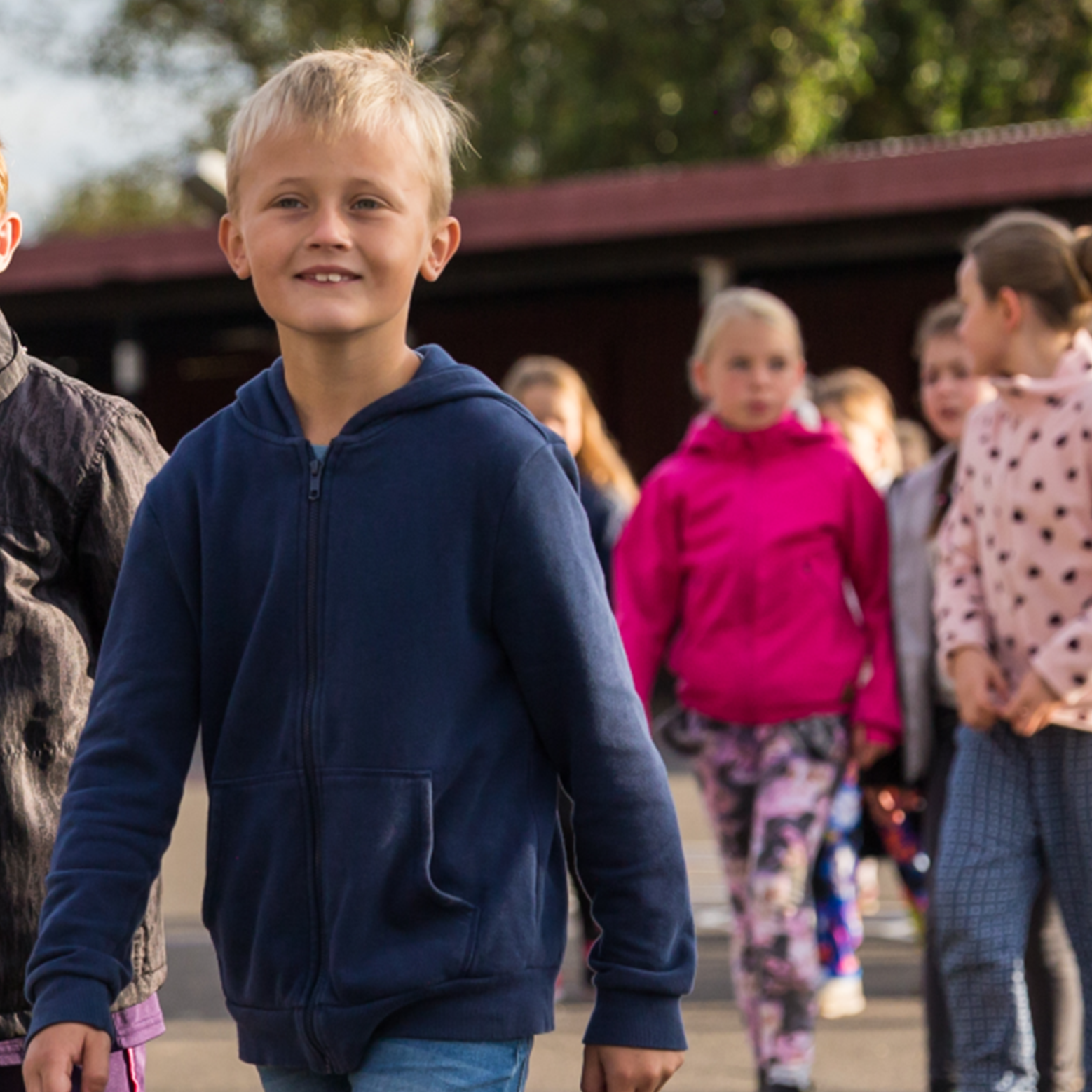 Trekroner børn i skolegård