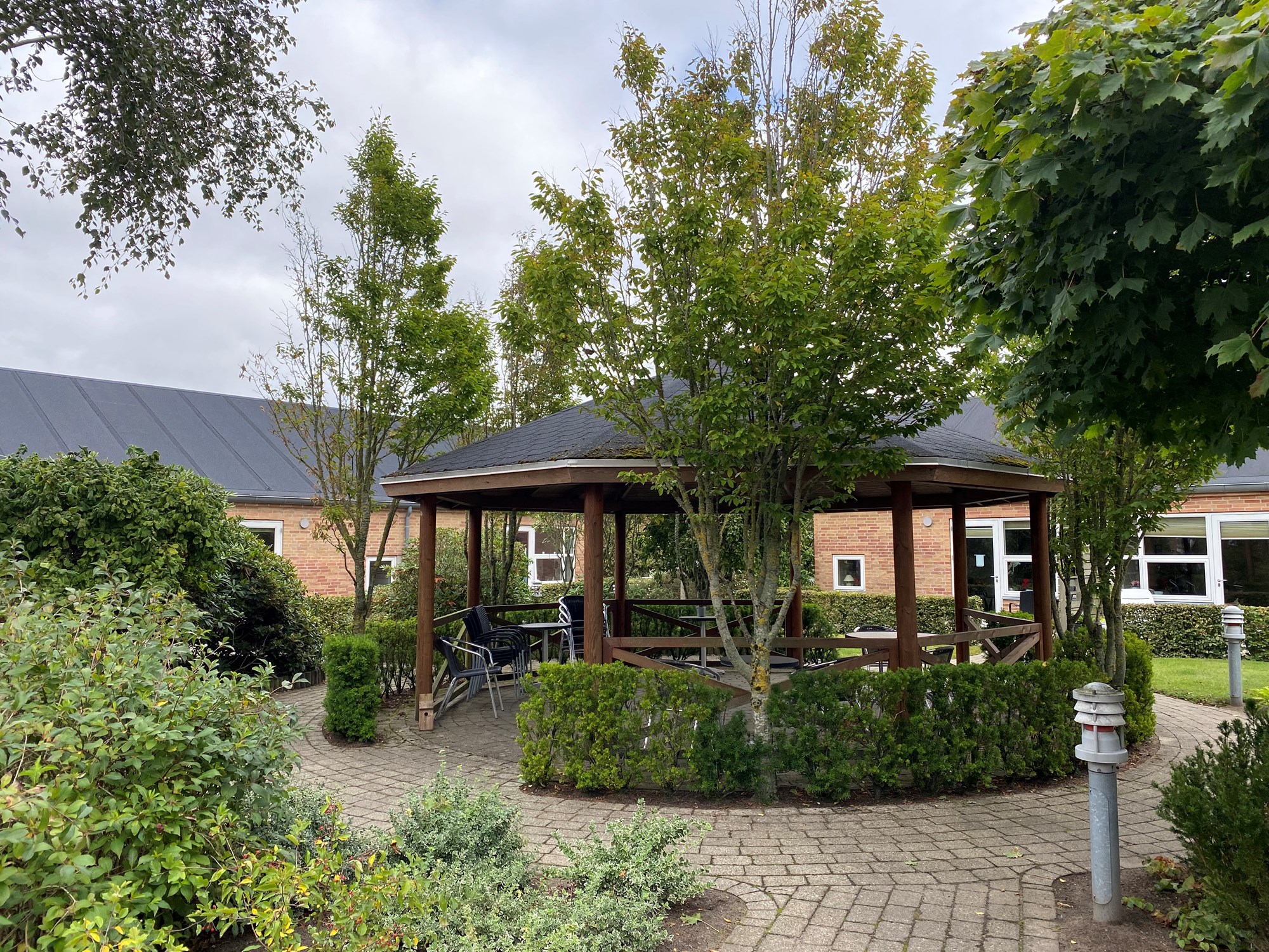 Pavillion omkranset af træer