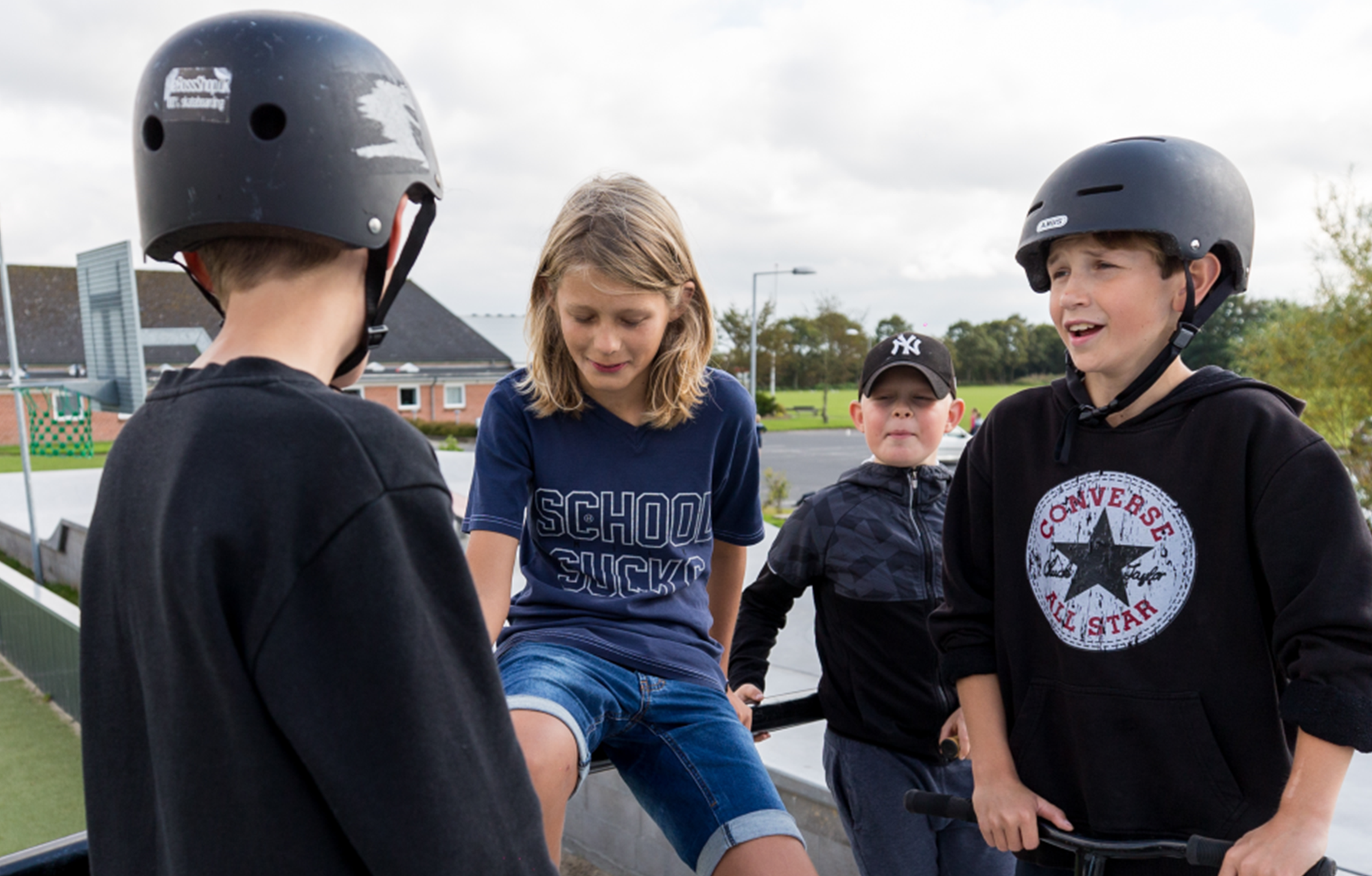 Børn med styrthjelm