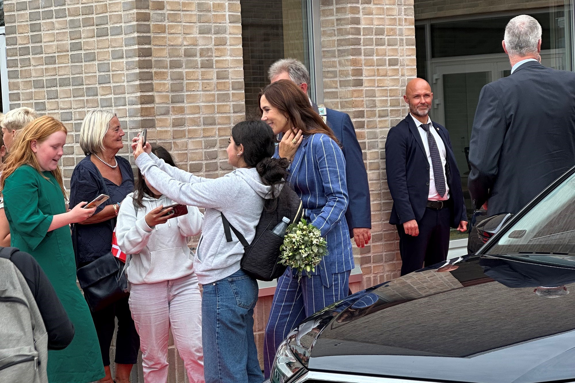 Piger får en selfie med Kronprinsesse Mary