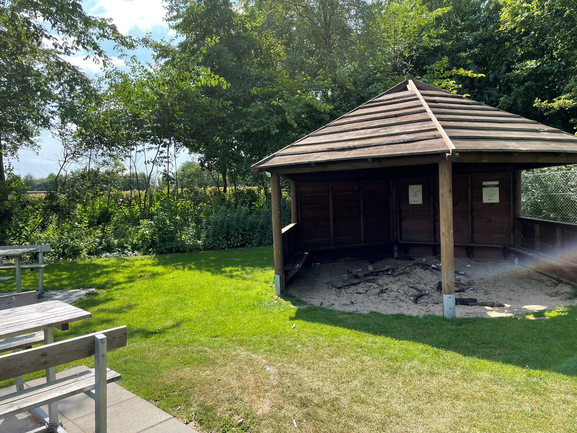 Overdækket bålplads i Kaas Anlæg