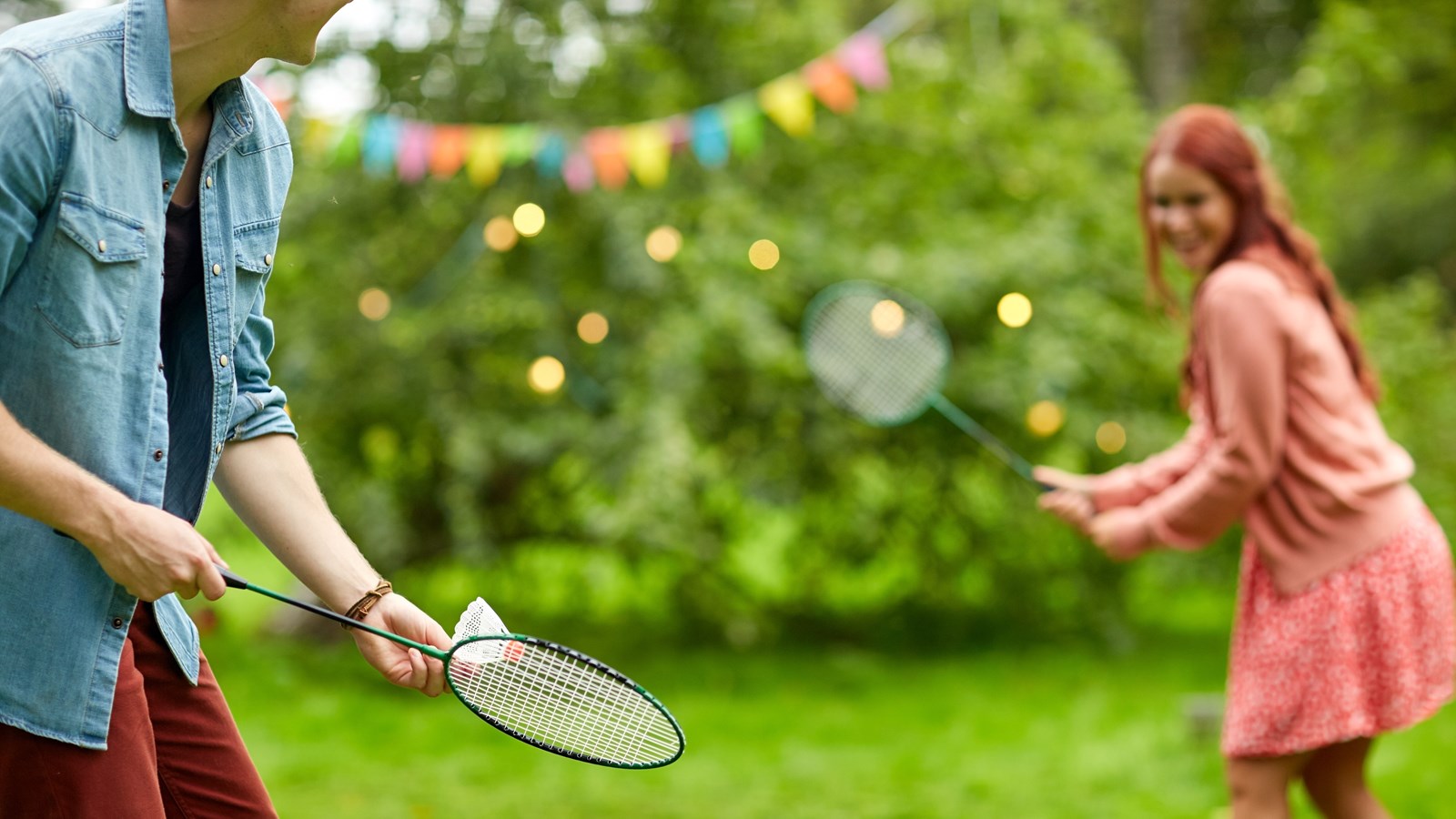 Personer spiller badminton i have