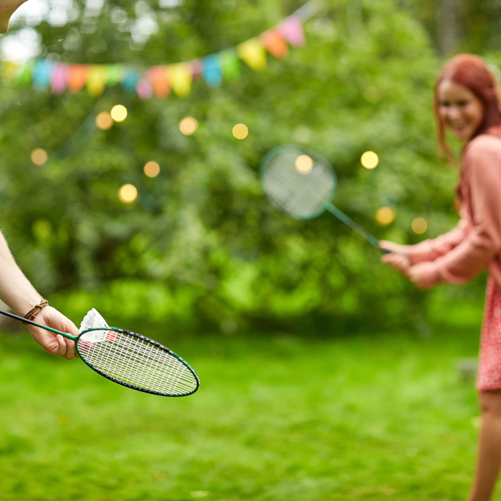 unge spiller badminton