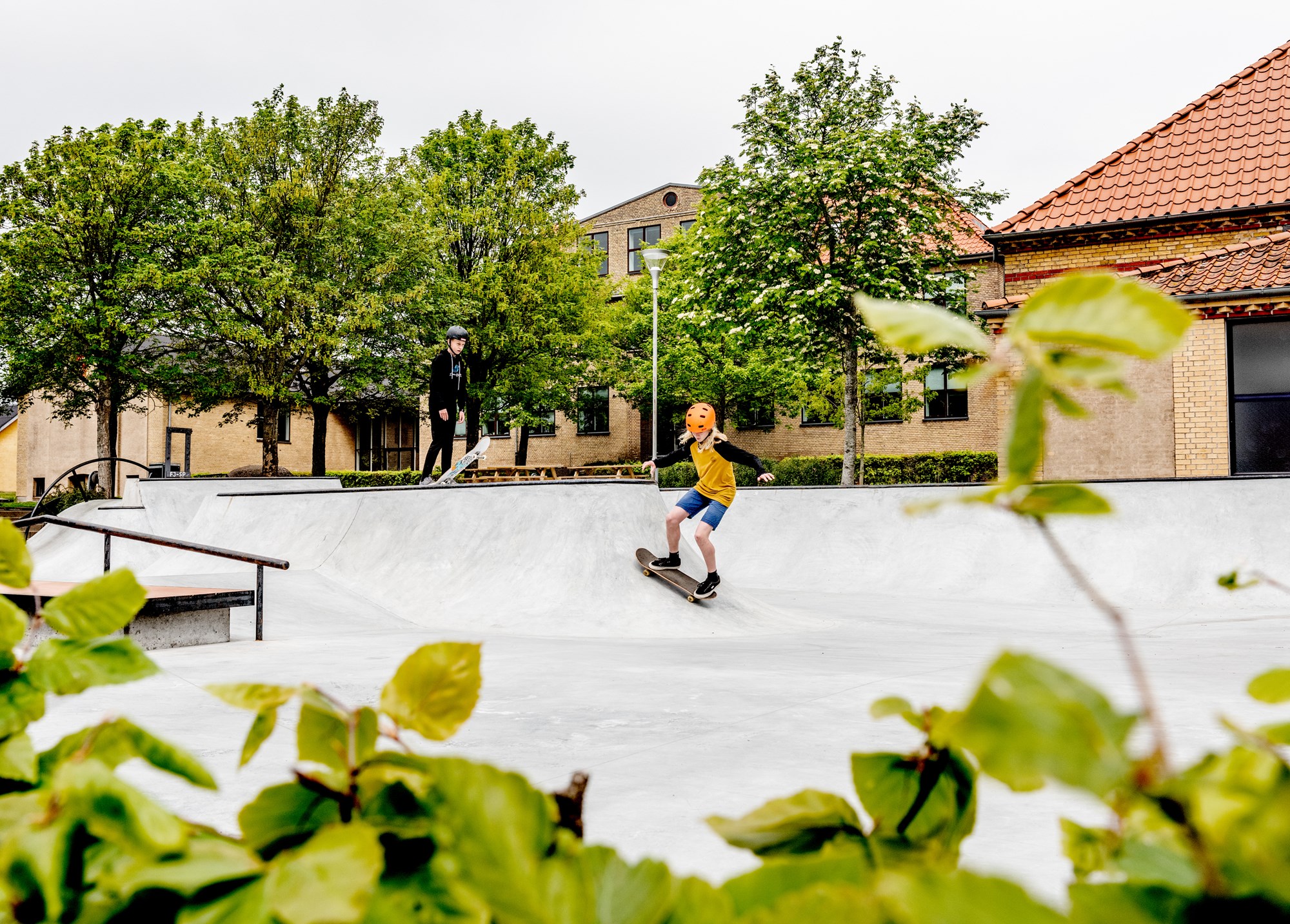 Barn står på skateboard