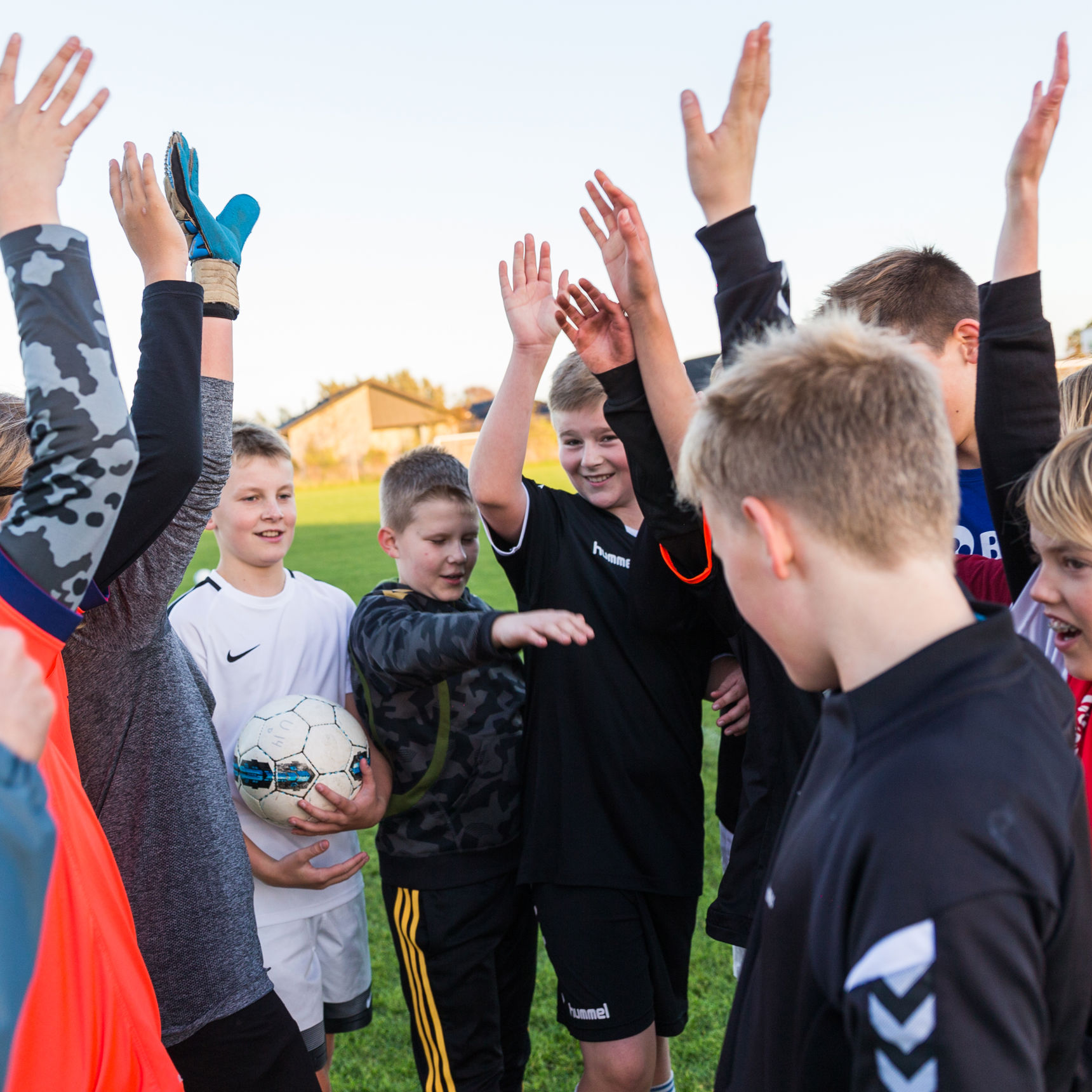 Nørhalne fodbold drenge med armene i vejret