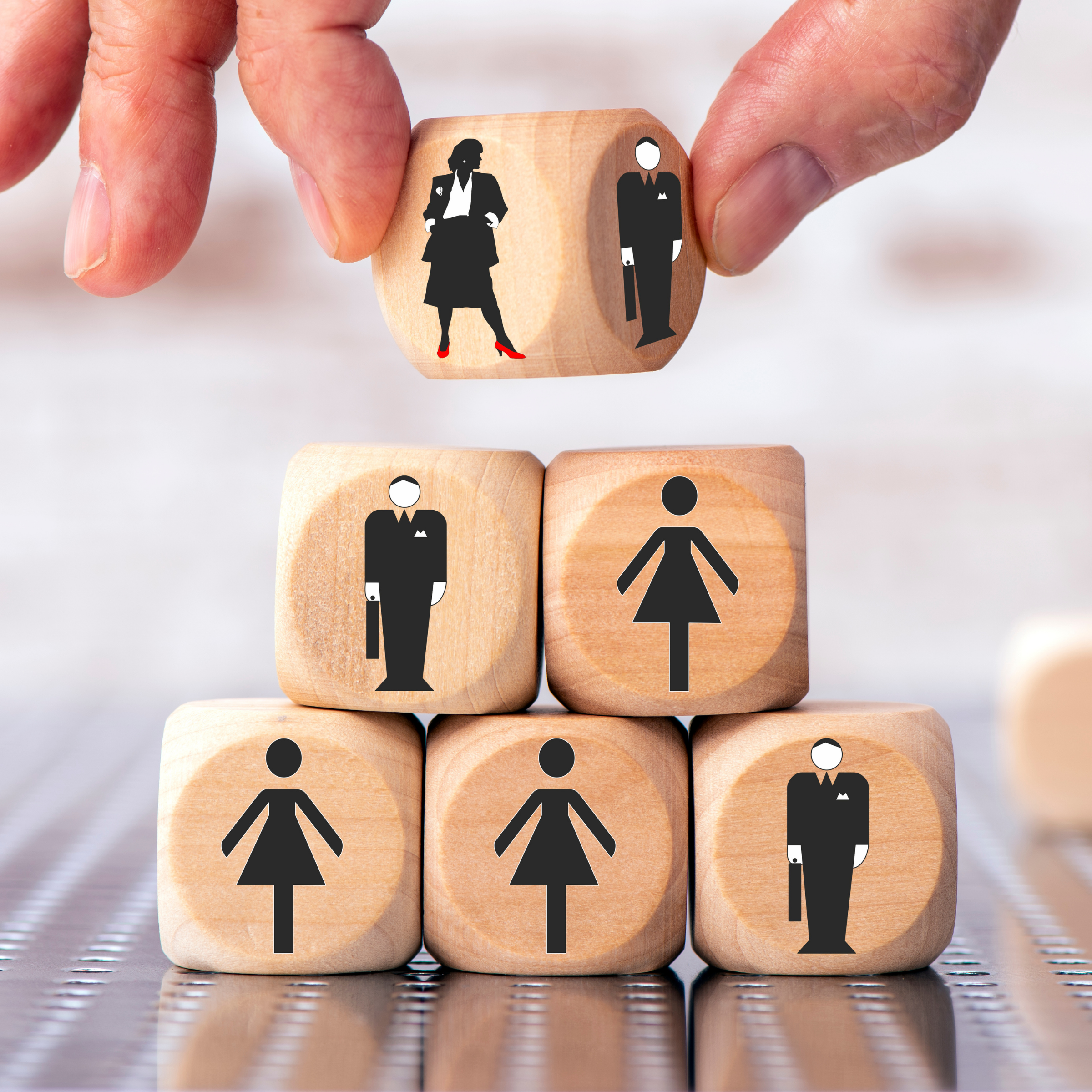 Træ-terninger med mænd og kvinder på