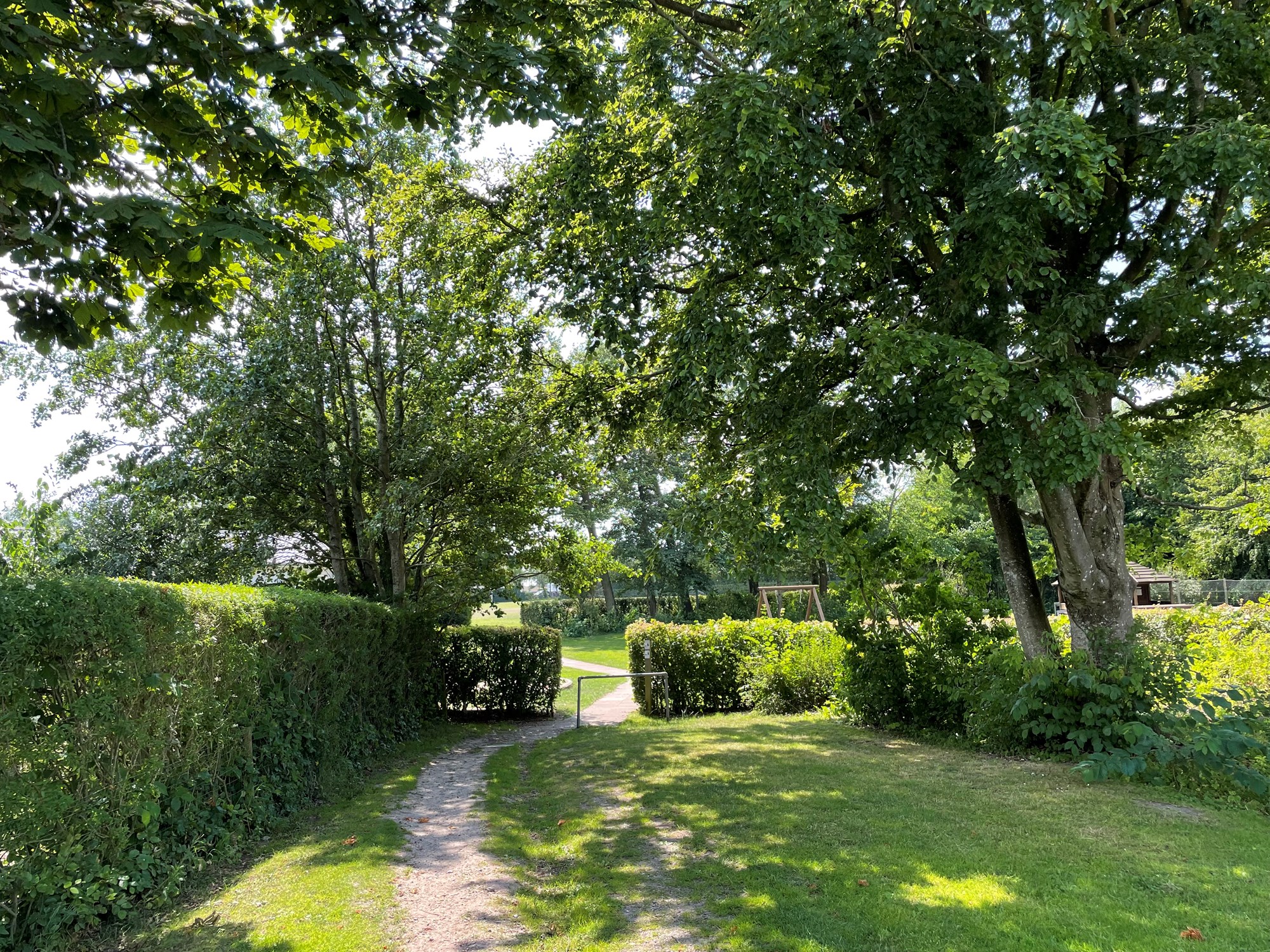 Idyllisk indgang til Kaas Anlæg