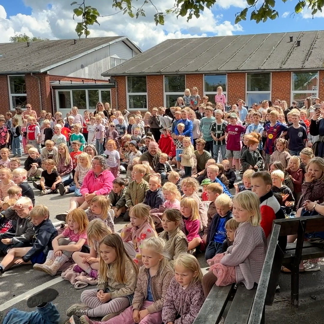 Børn fra Nørhalne Skole og SI overværer spadestik