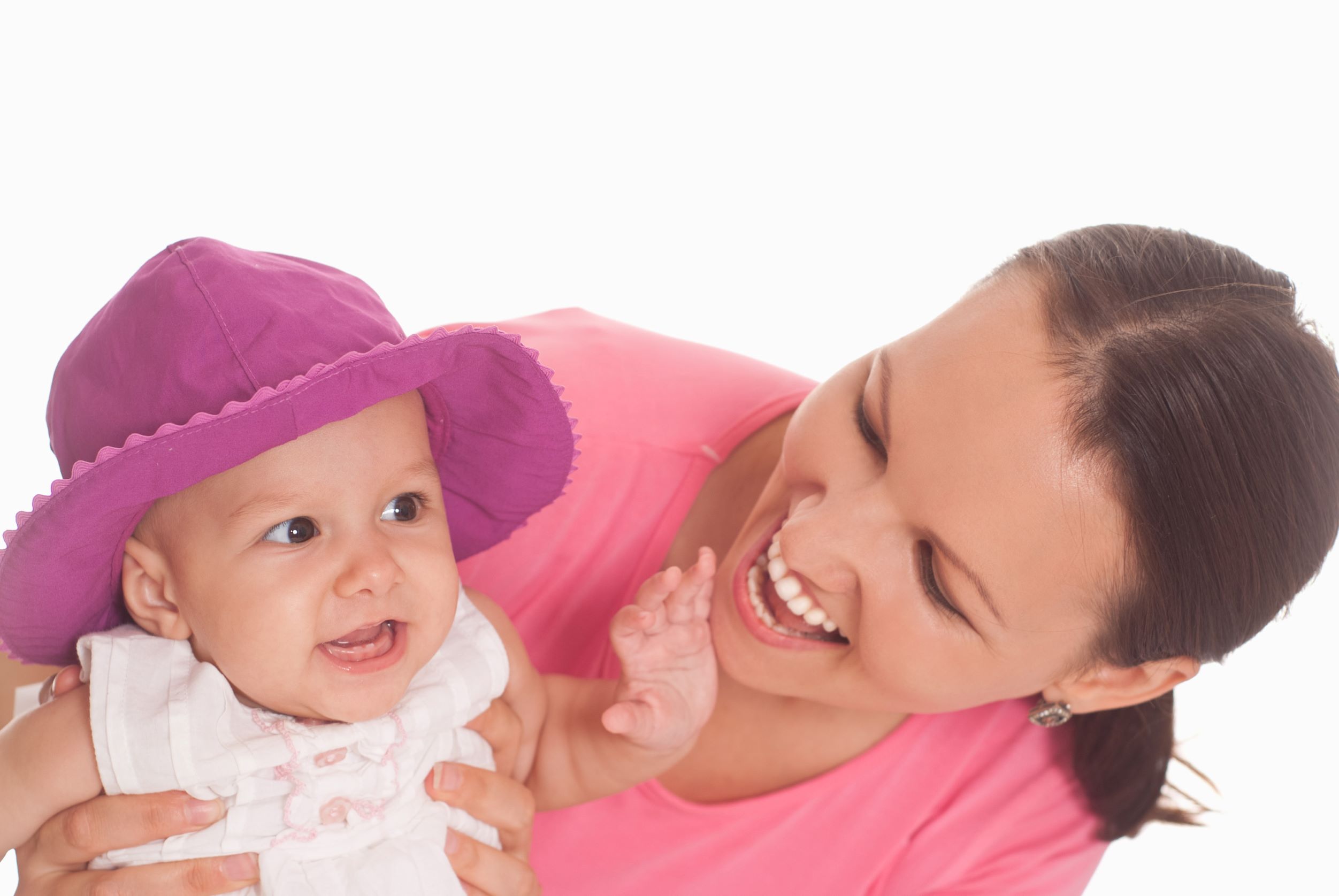 Baby smiler med mor