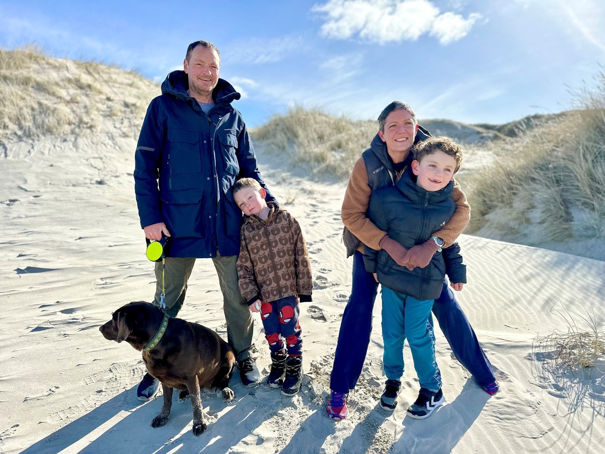 Familien Teglgaard nyder stranden - bare 5 km væk