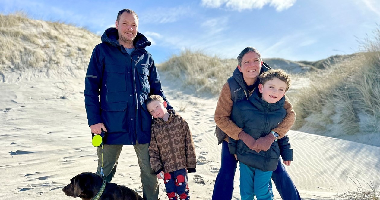 Familien Teglgaard nyder stranden - bare 5 km væk