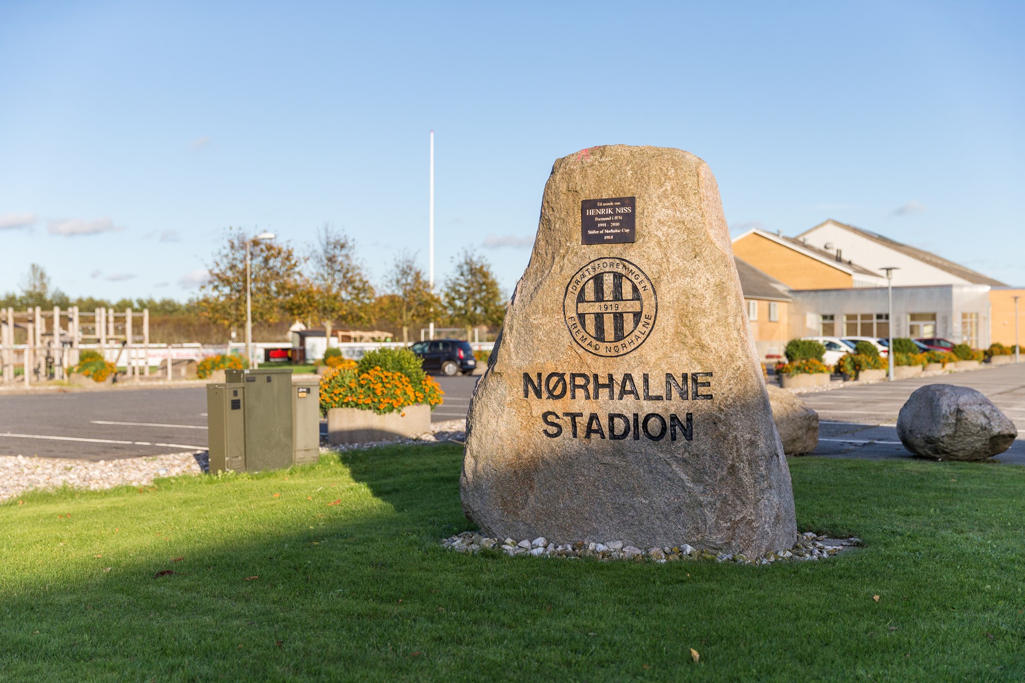Kampesten foran Nørhalne Stadion