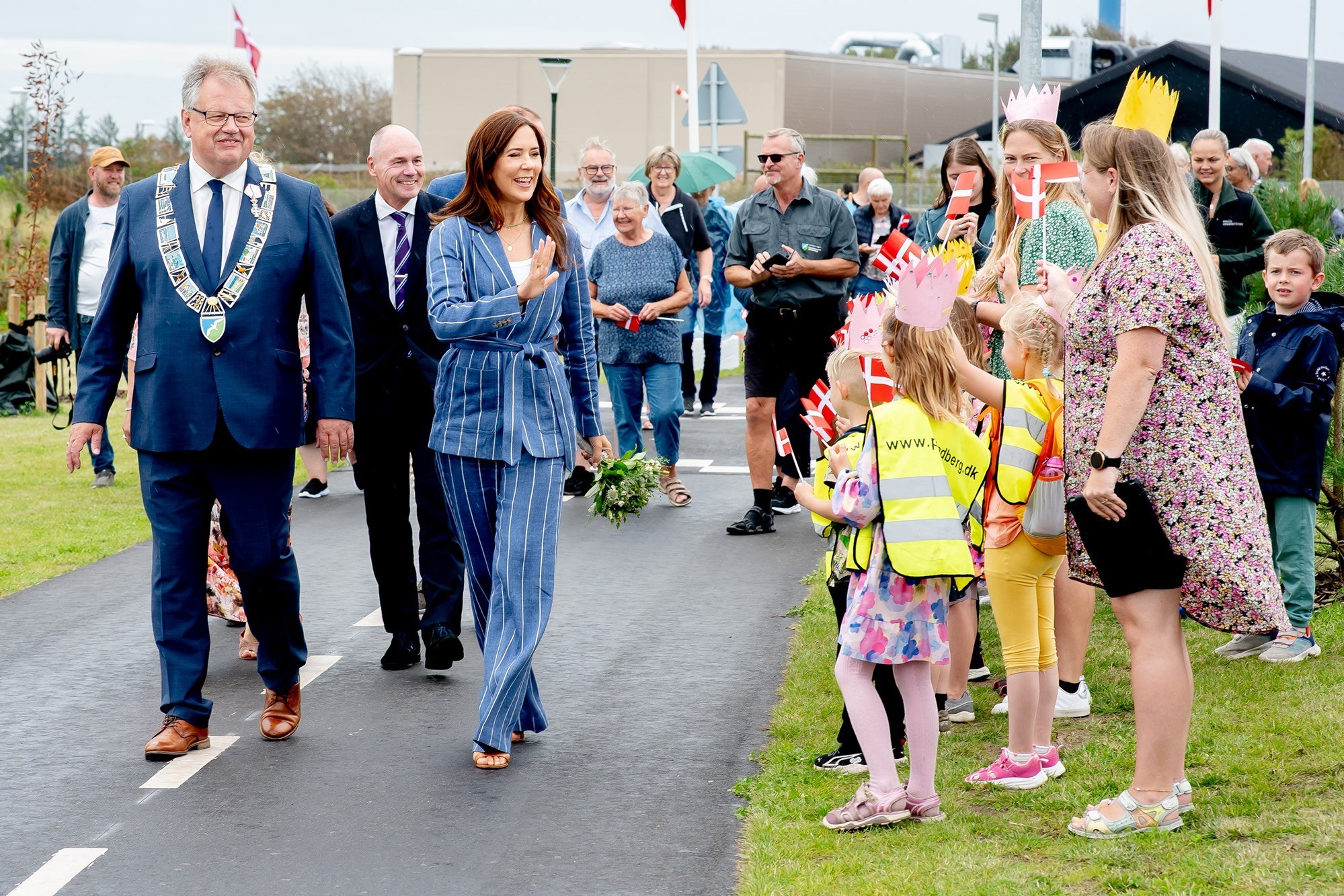 Kronprinsesse Mary hilser på børnene