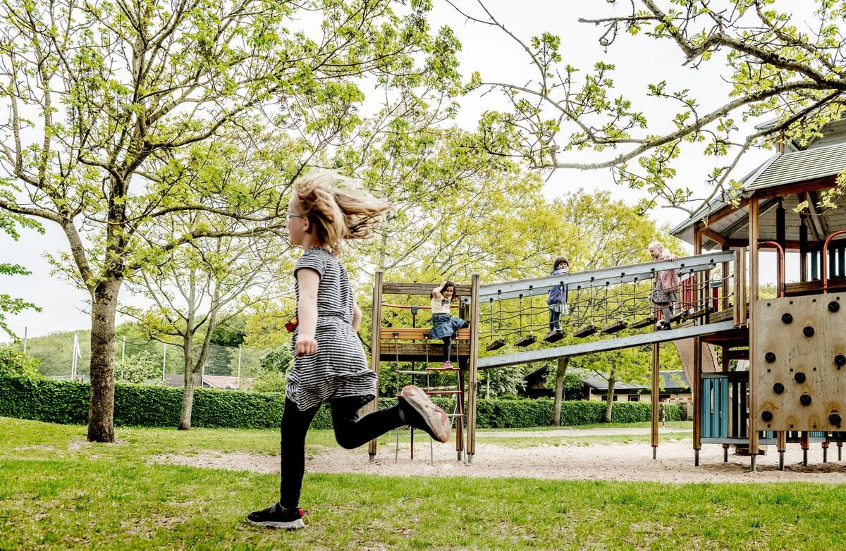 Børn leger på klatretårn