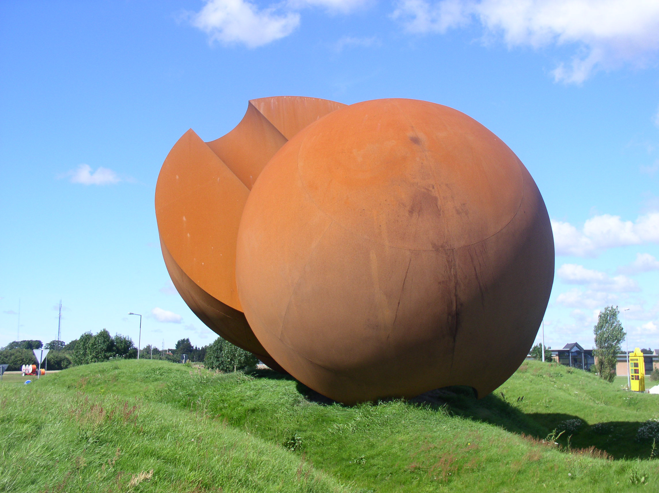 Skulptur i rundkørsel i Aabybro