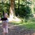 Pige leger med svævebane i skov