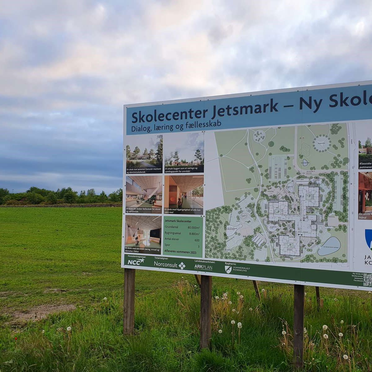 Byggeskilt på marken