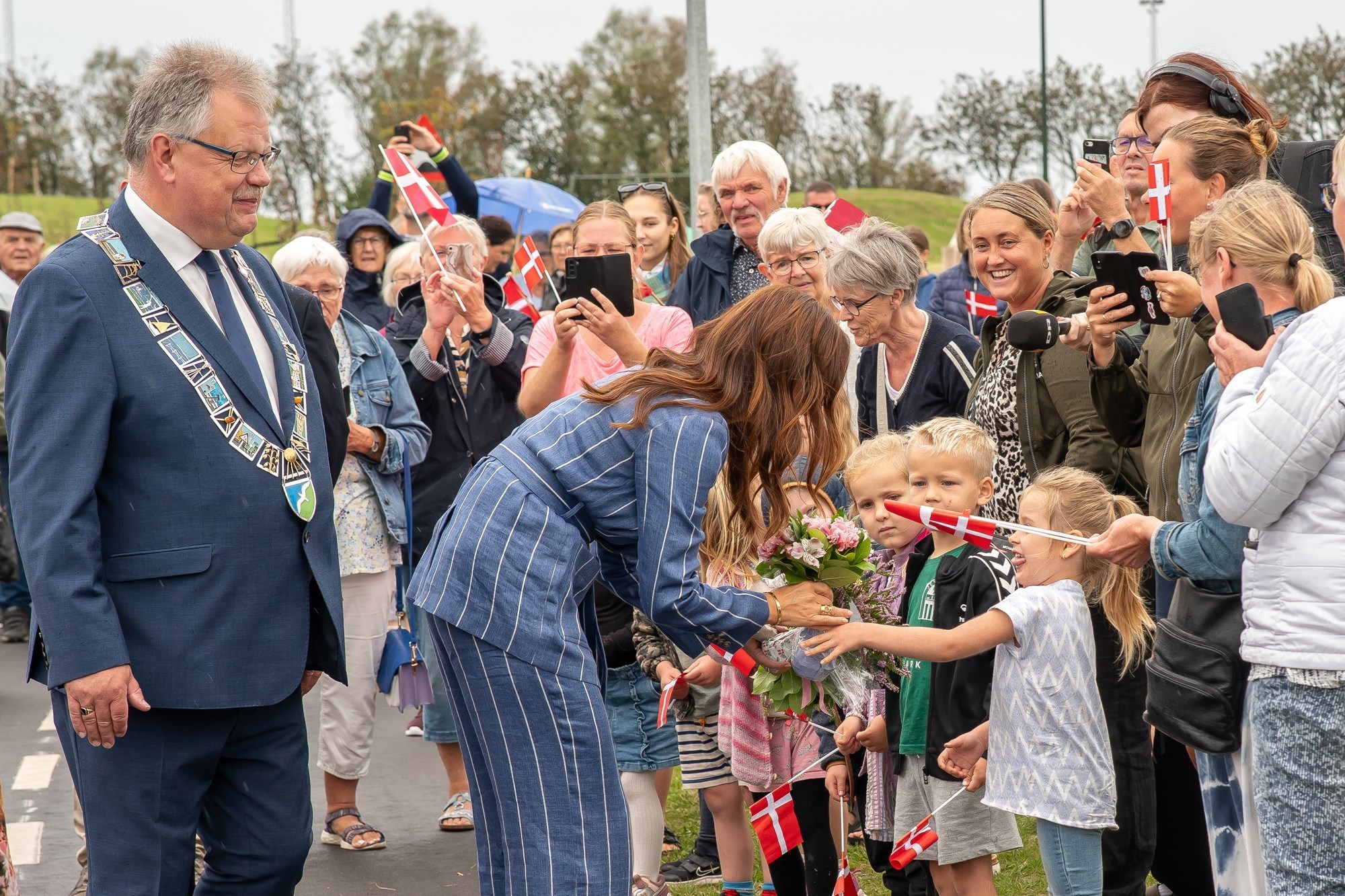 Kronprinsesse Mary får blomster af børnene