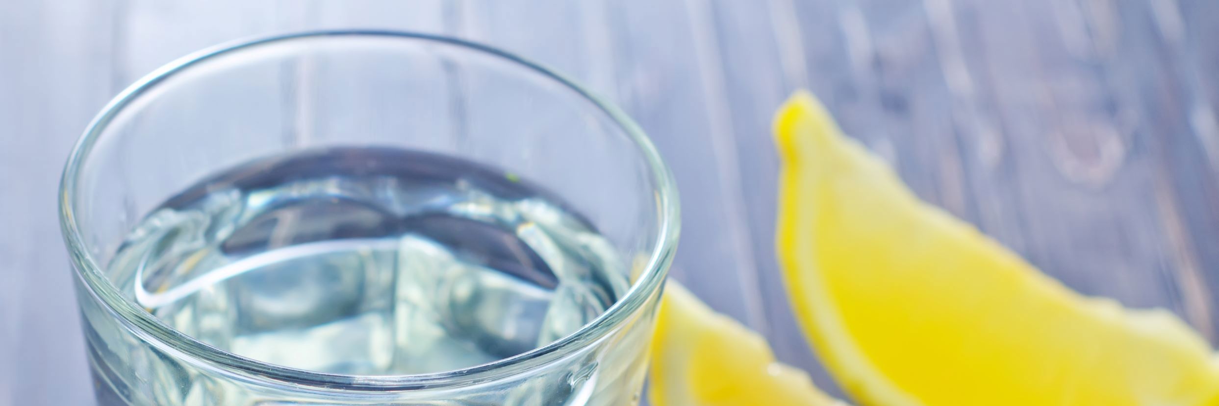 glas vand og citroner