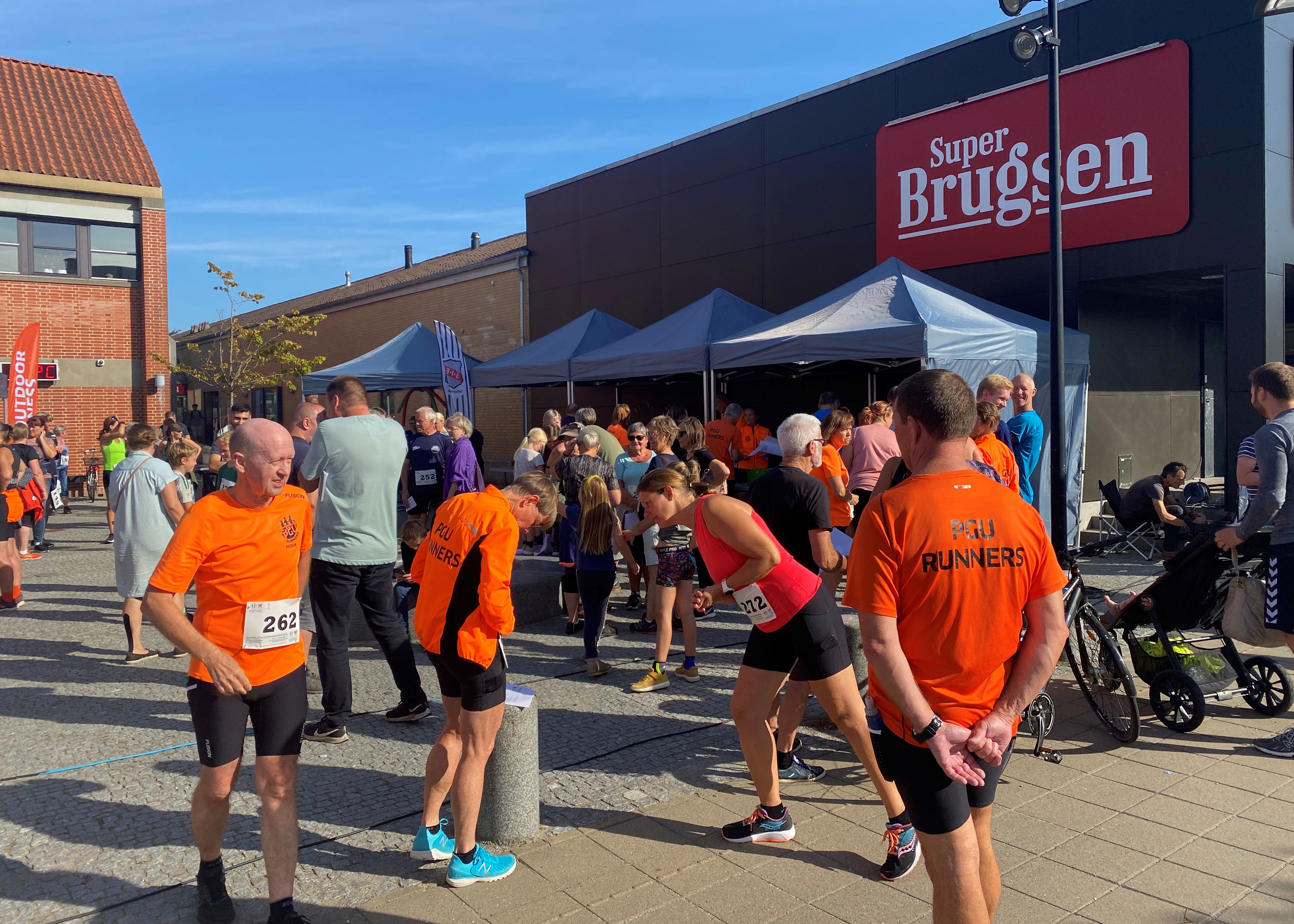 Genstartsfestival foran brugsen