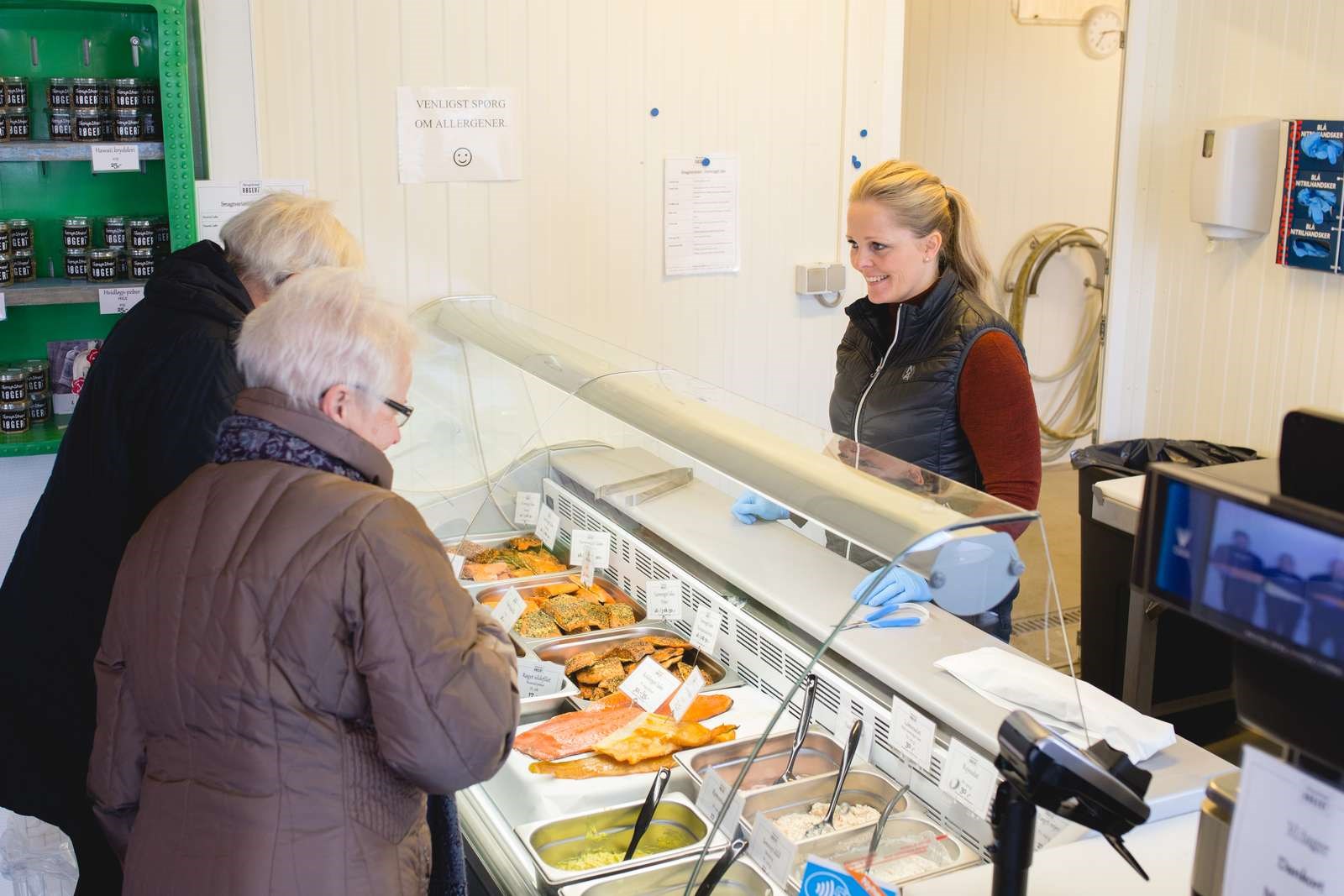 Kunder i butikken ved Thorup Strand Røgeri