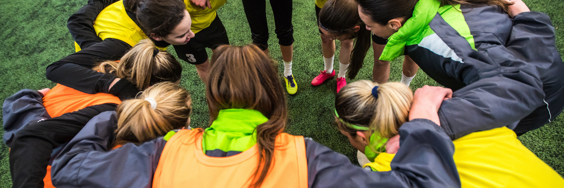 sportspiger i gruppe