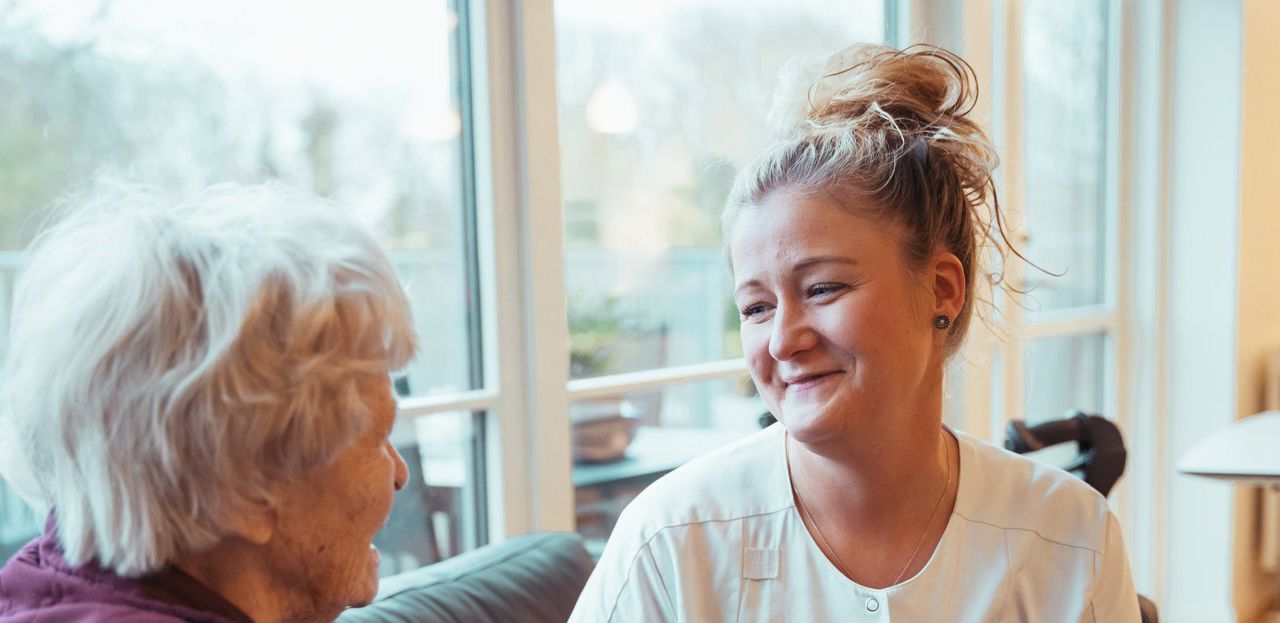 Hjælper Borger Sidder Smiler tæt