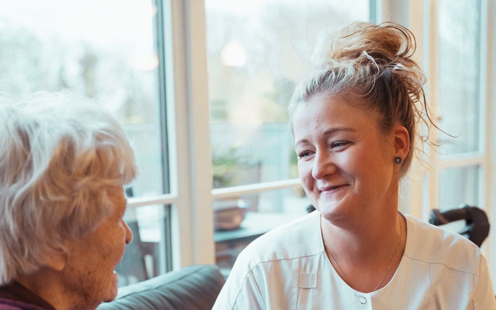 Hjælper Borger Sidder Smiler tæt