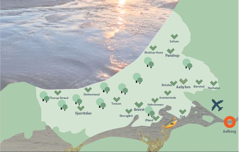 Udsigt fra klitterne over strand og hav