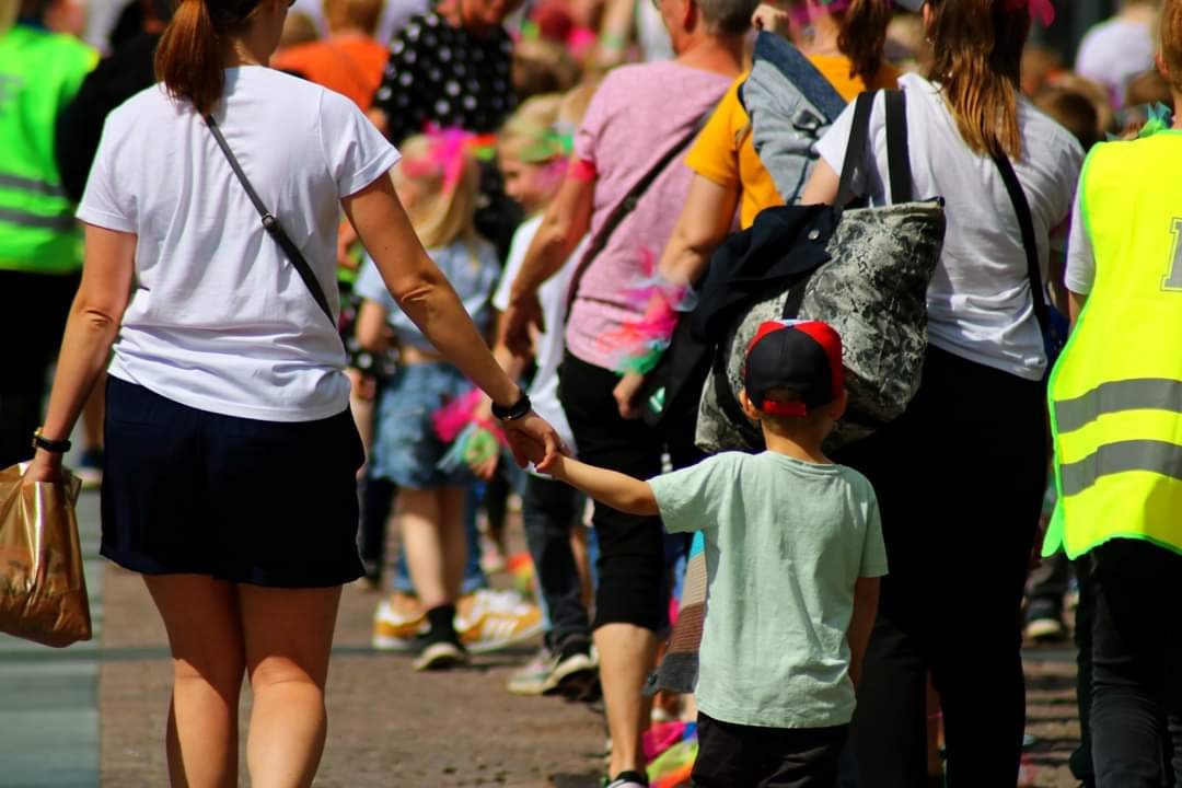Barn holder voksen i hånden