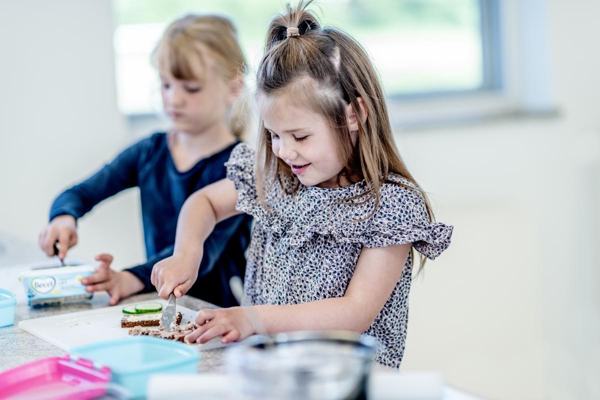 Børn smører madpakke