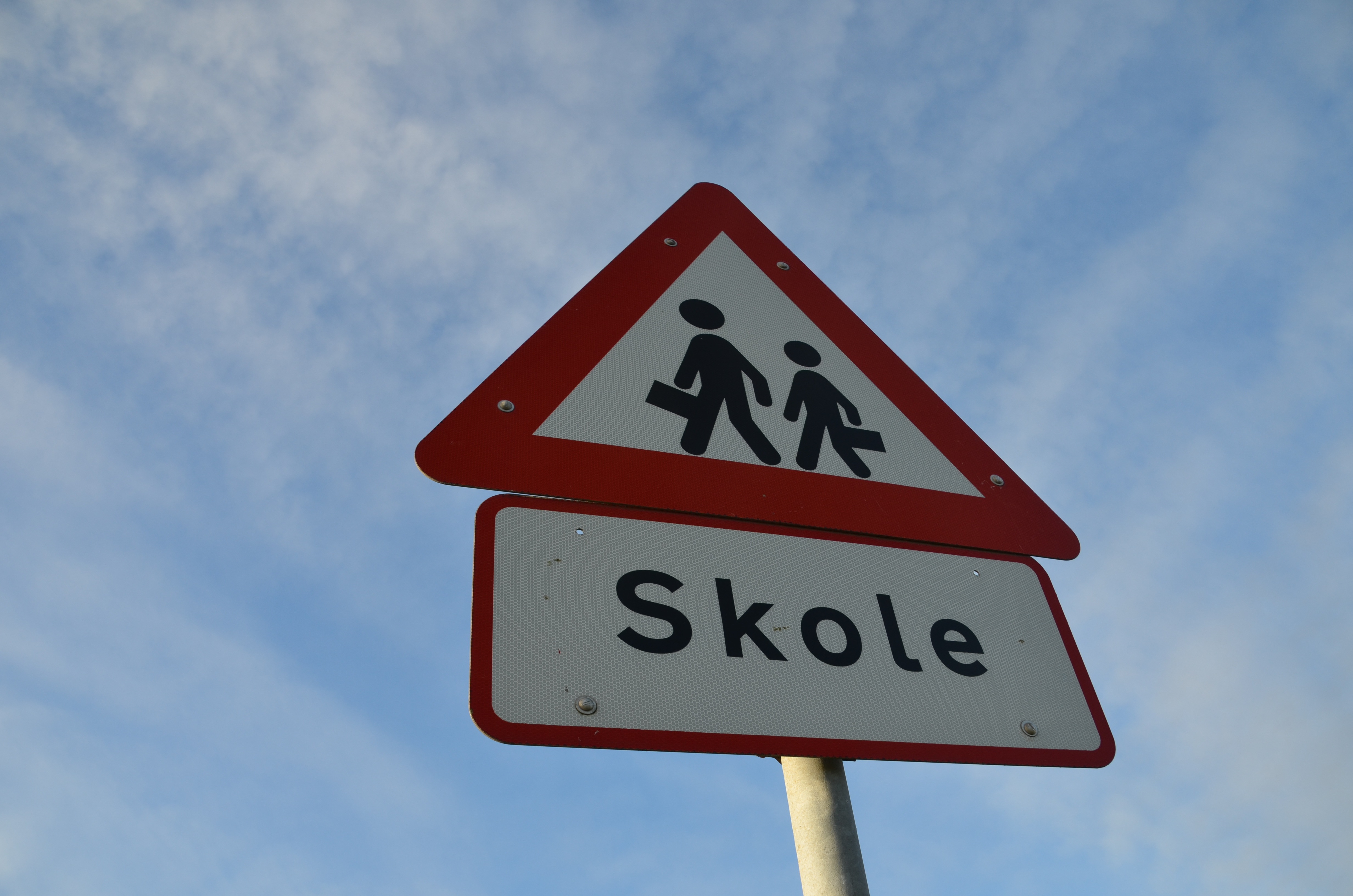 skilt hvor der står skole