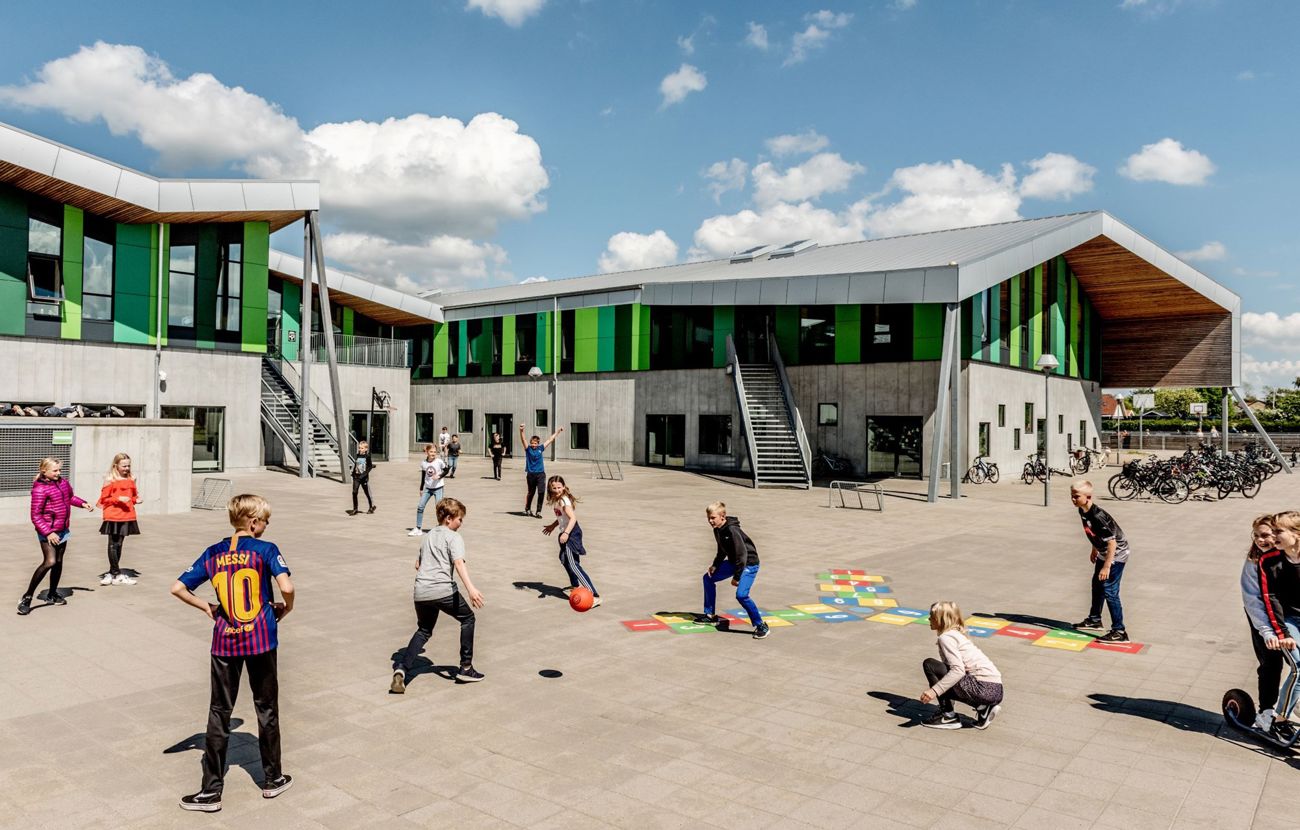 børn på legeplads foran skolen
