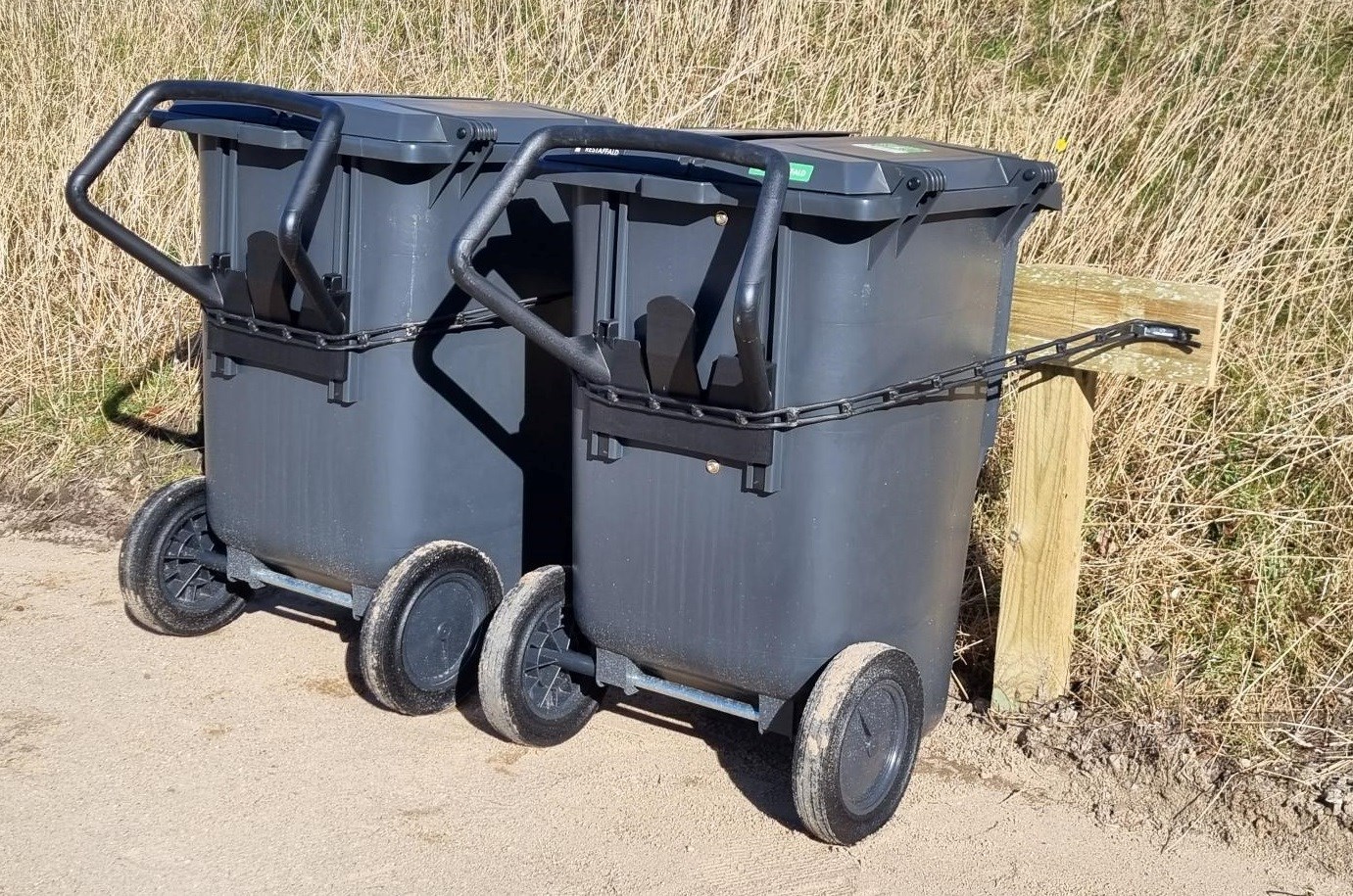 Beholderfastgørelse med gummistrop om beholderne