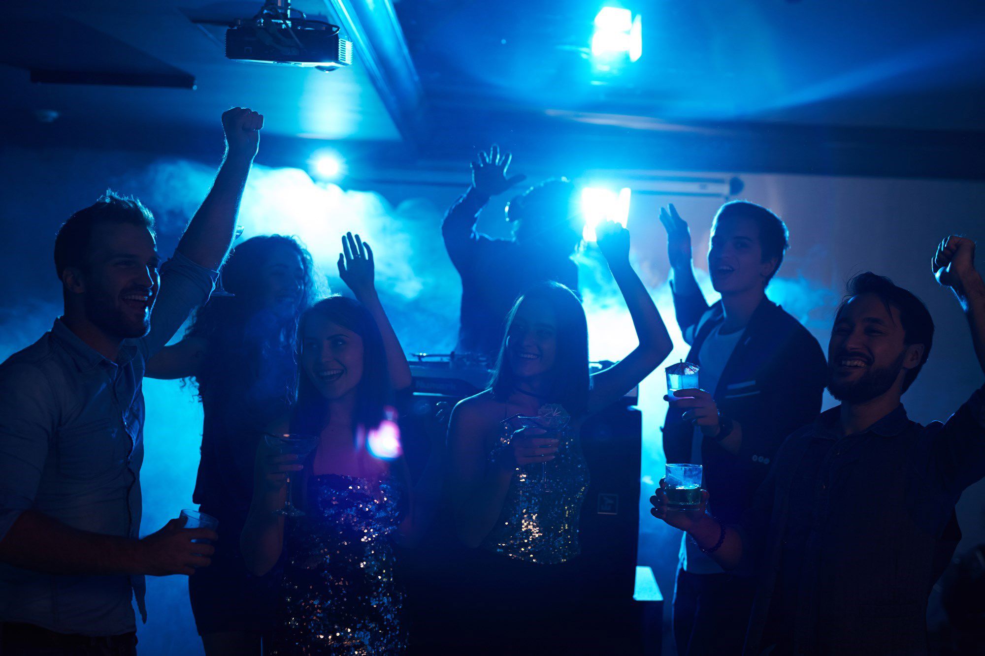 unge danser til fest