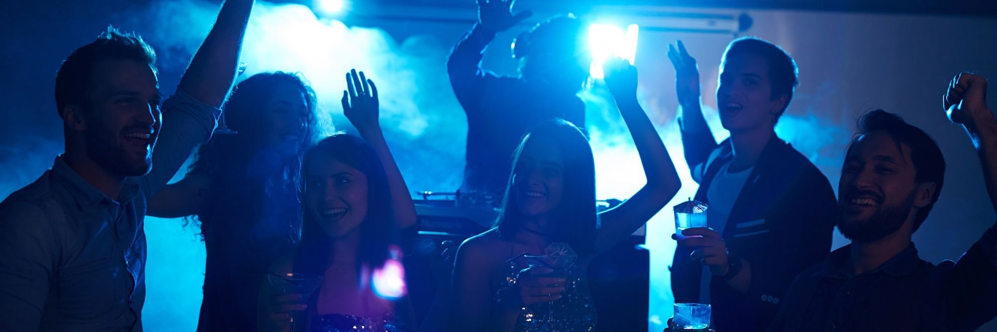 unge danser til fest