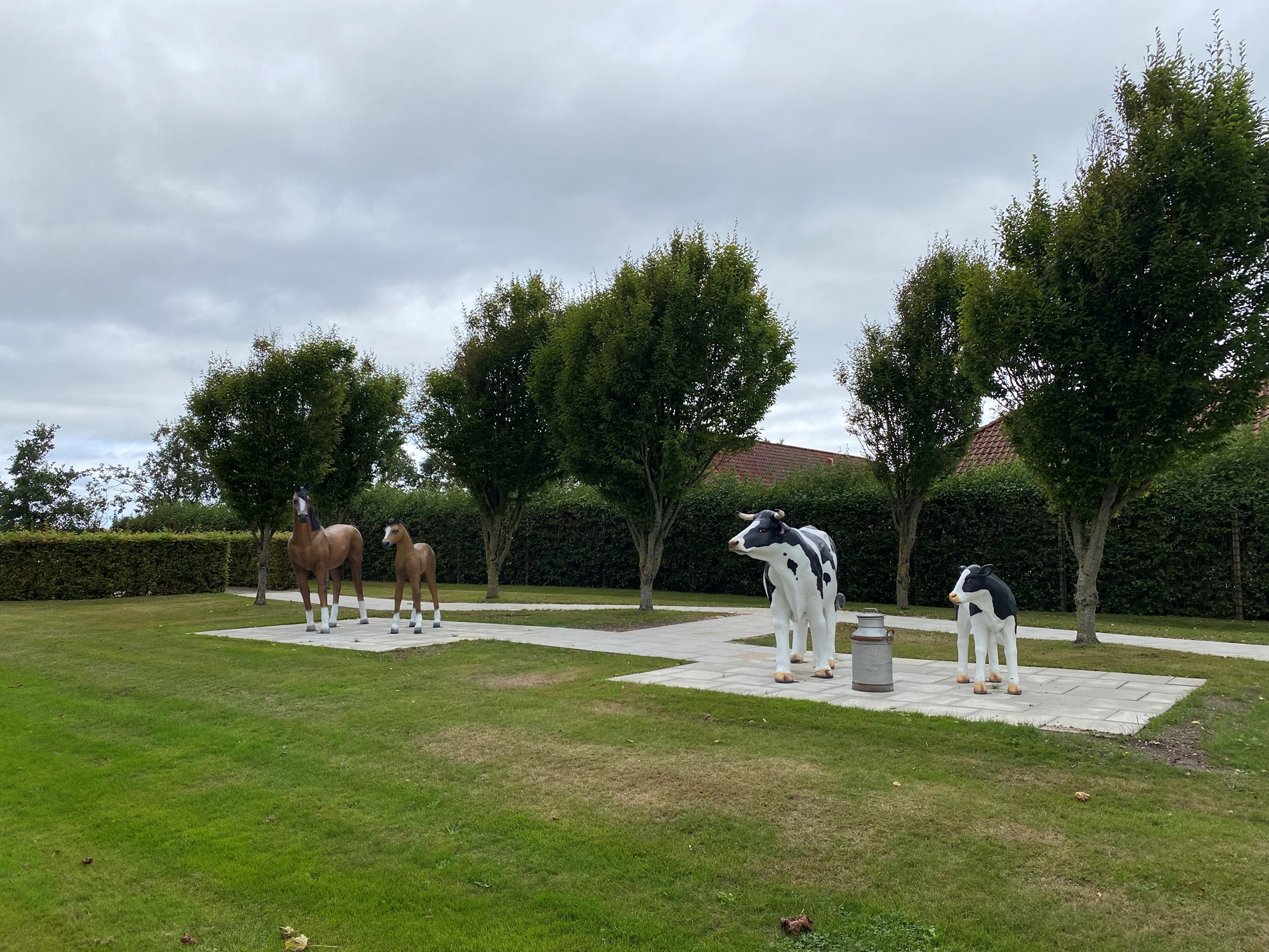 Figurer i fuld størrelse af heste og køer