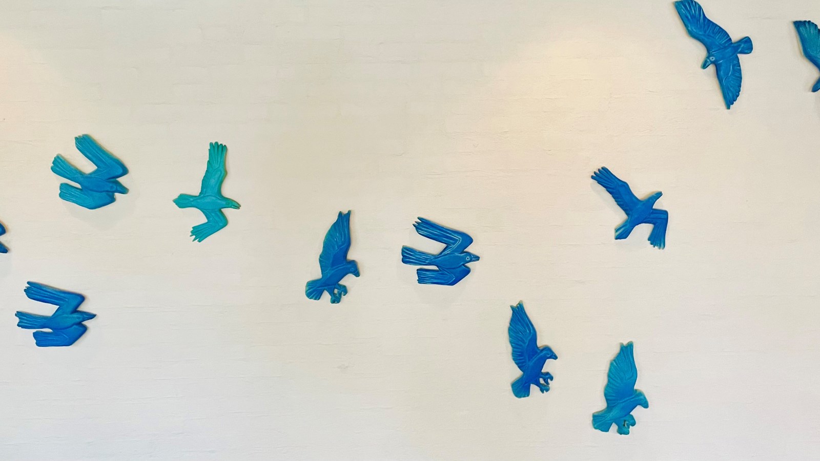 Jobcenter Integration væg med blå fugle