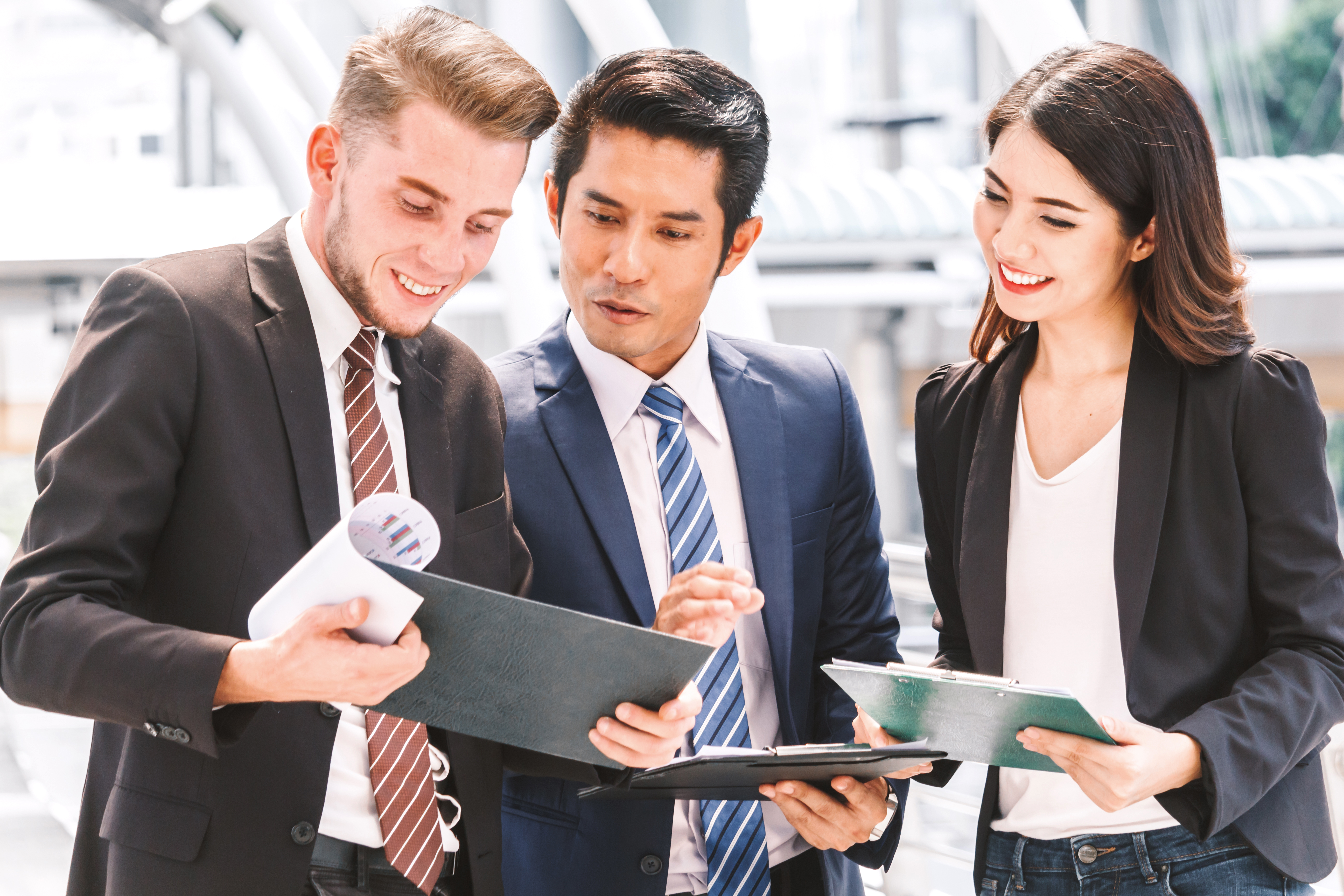 Personer snakker om arbejde