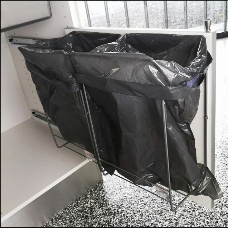 Sortering i affaldsposer i træk-ud skab