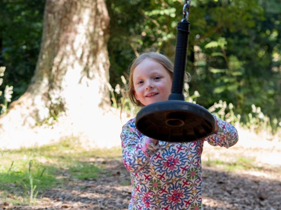 Barn leger med svævebanen ved Gateway Blokhus