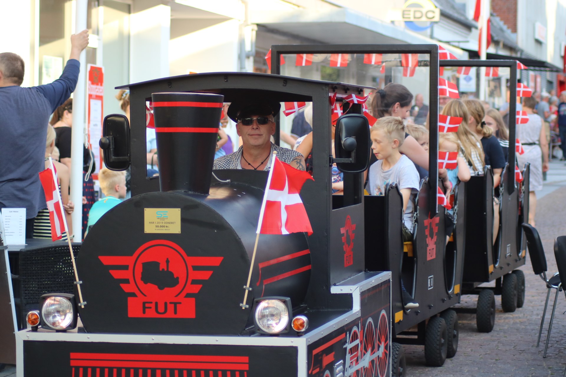 Tivolitog viser folk rundt i gågade