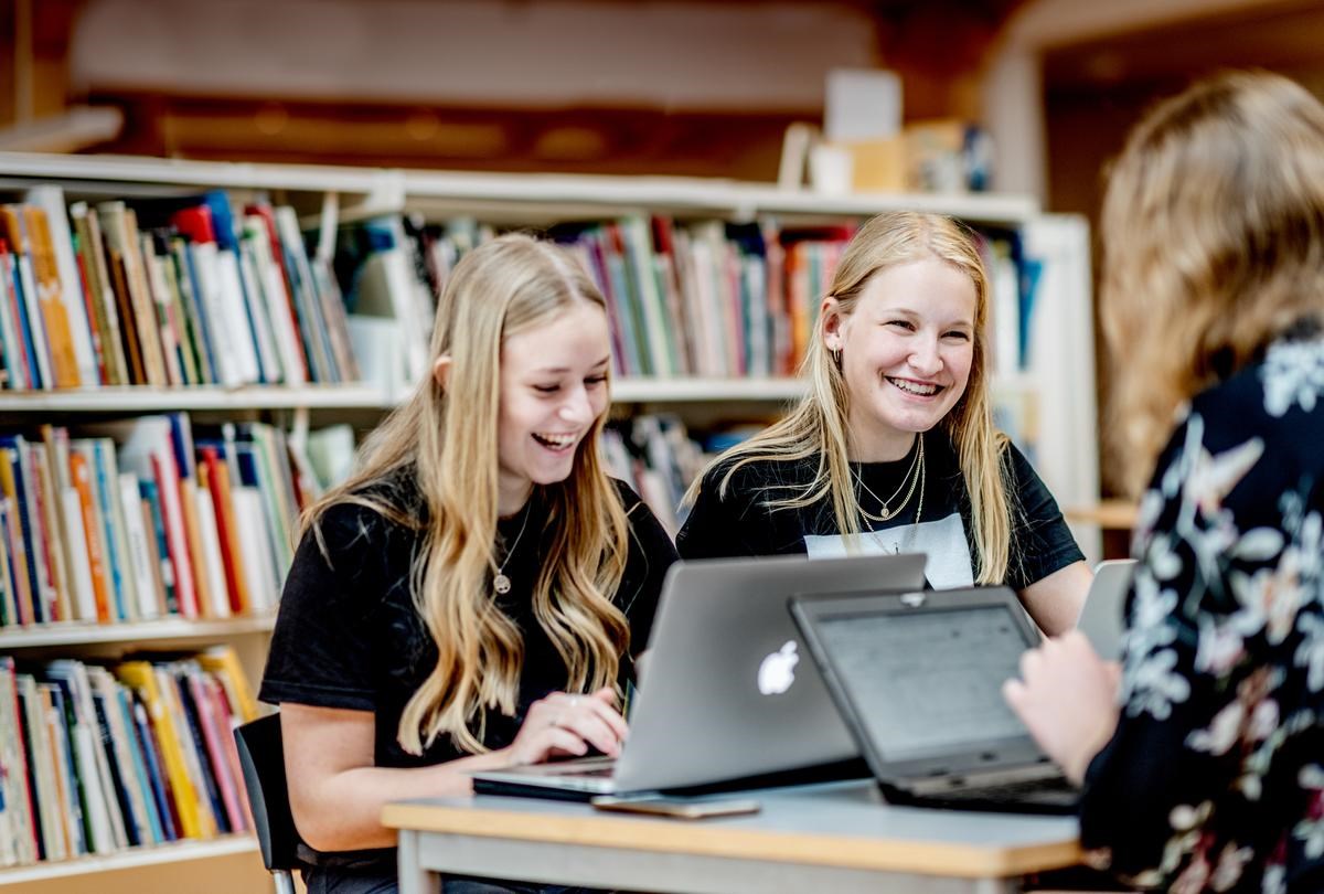 Skolebørn morer sig på biblioteket