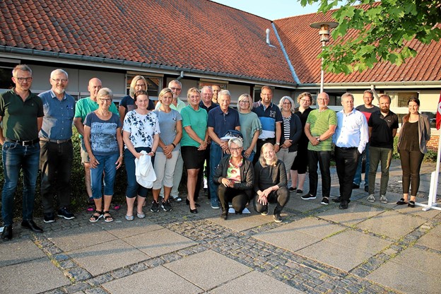 Folkemængde foran bygning
