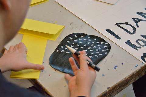 Barn laver papirkunst